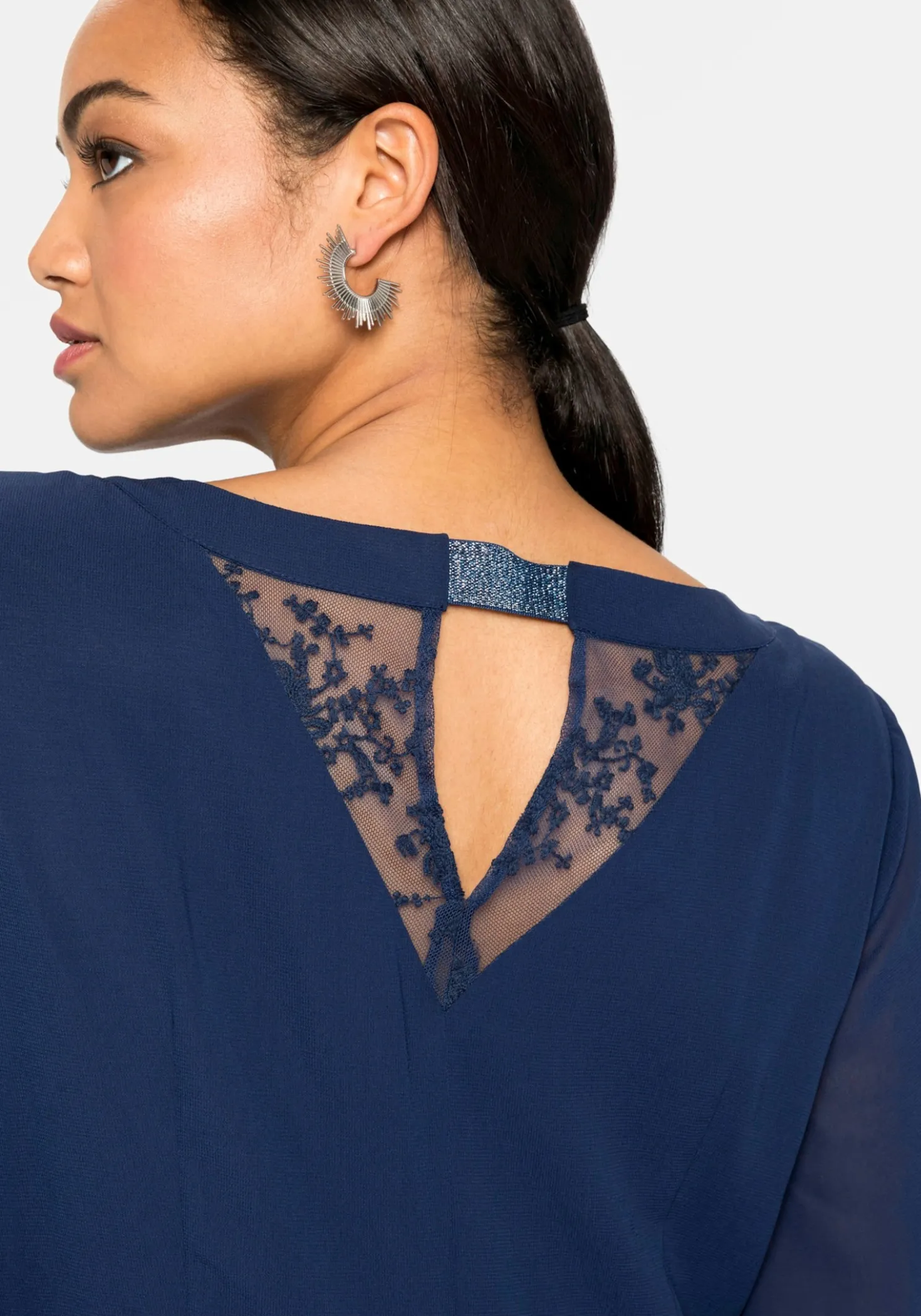 Abendkleid aus Chiffon, mit Spitzen-Einsatz