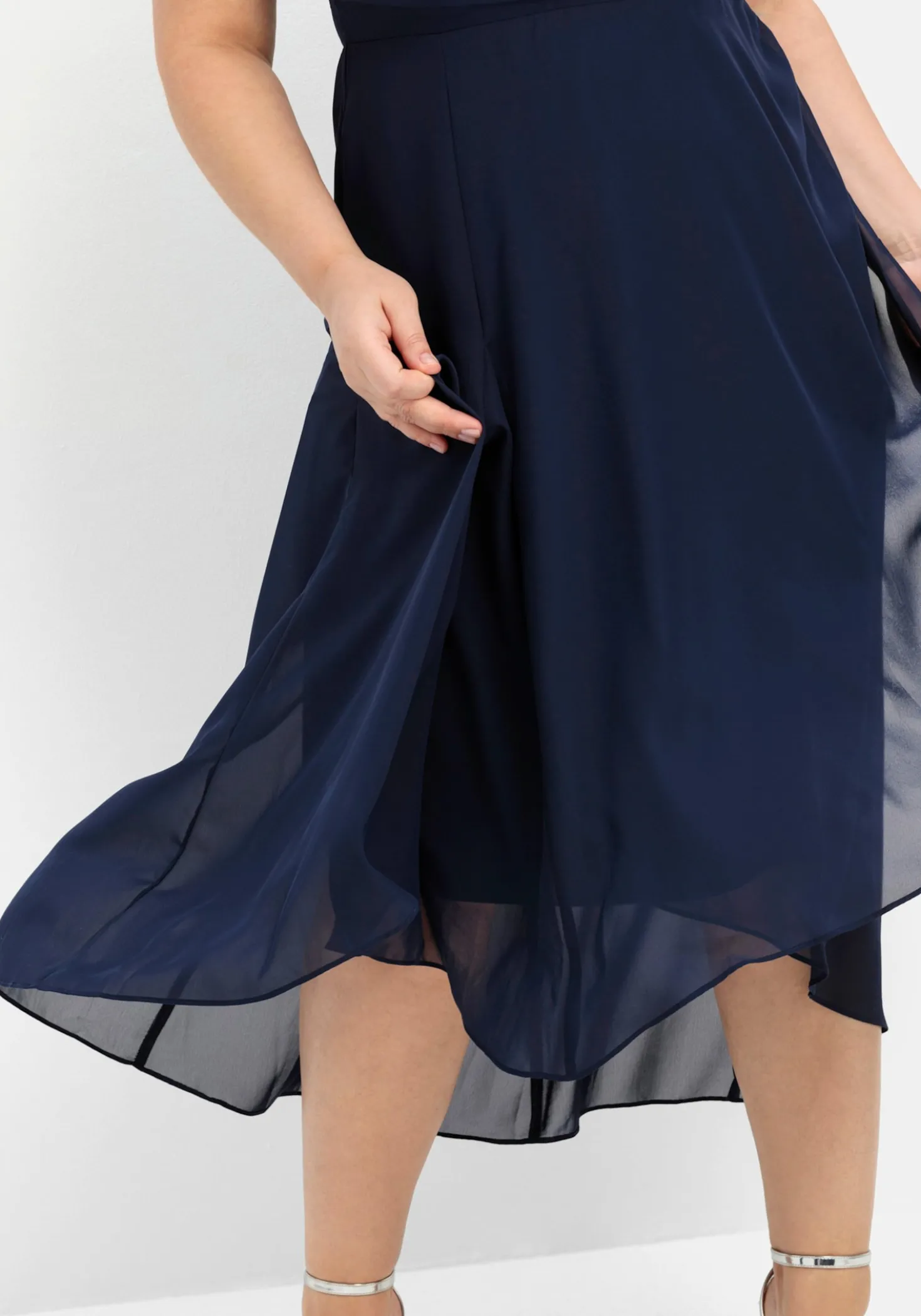 Abendkleid in Wickeloptik, aus Chiffon