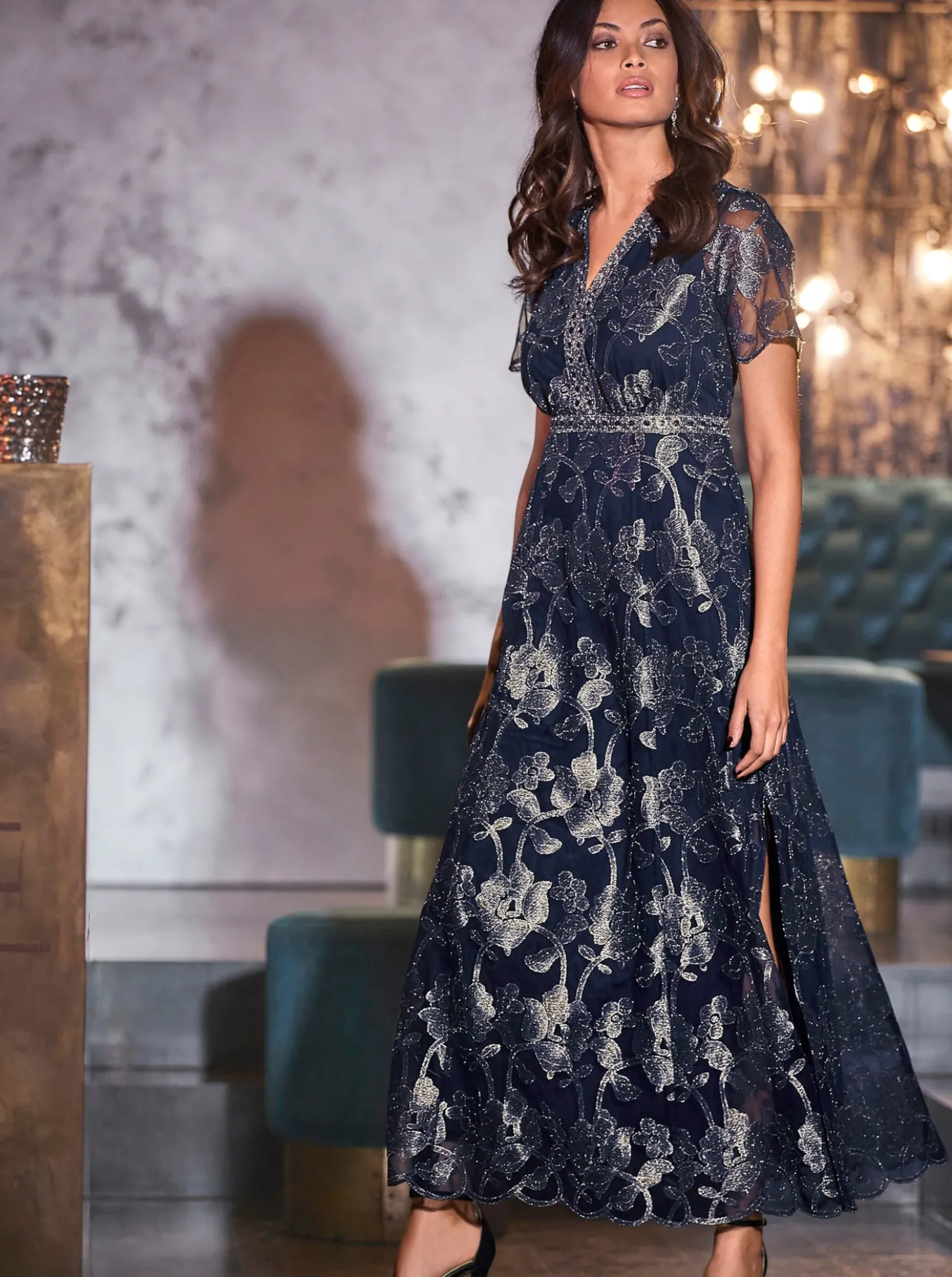 Abendkleid mit glänzender Blütenstickerei