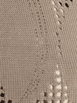 Ajourpullover mit glänzenden Ziersteinchen