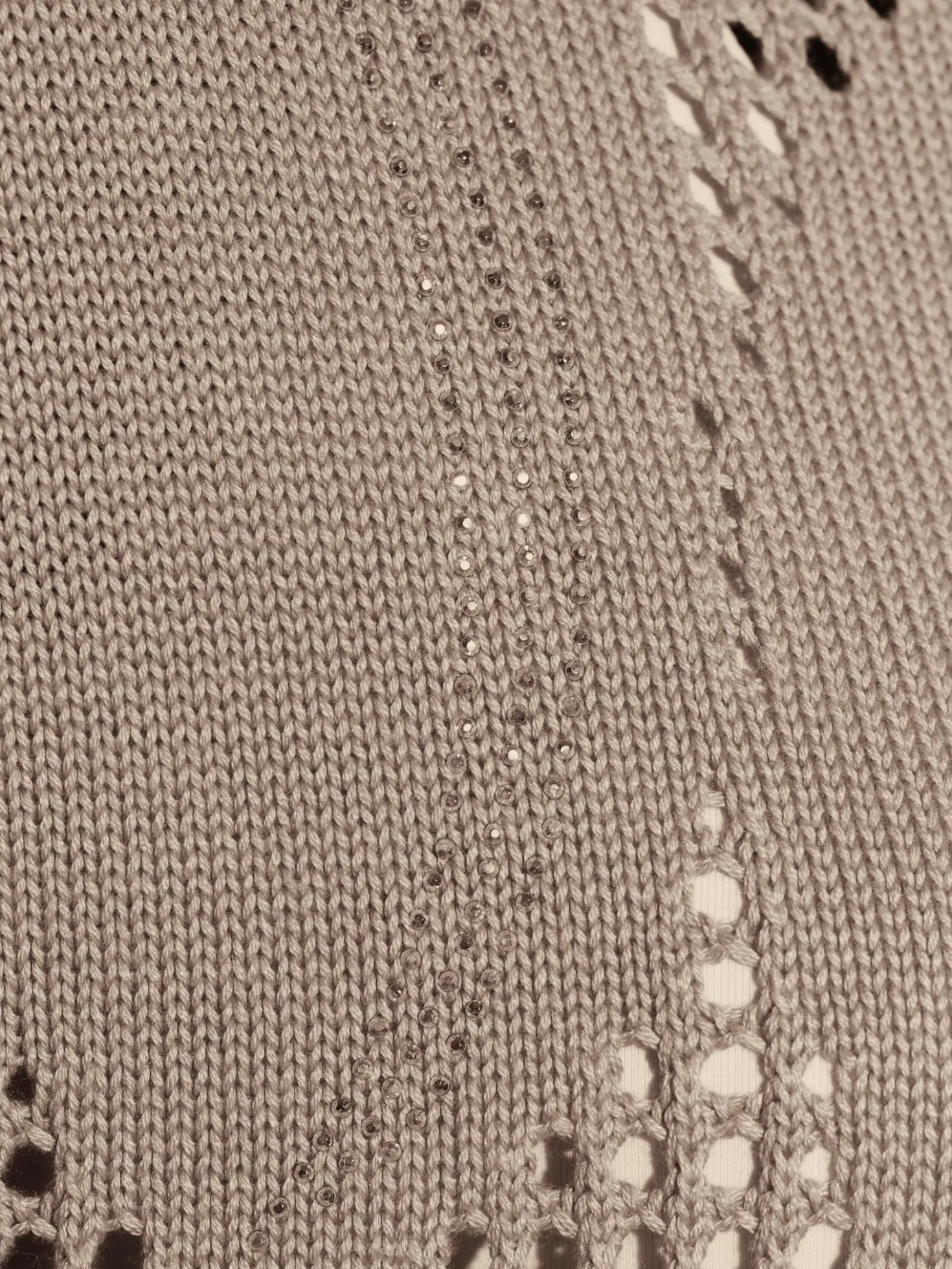 Ajourpullover mit glänzenden Ziersteinchen