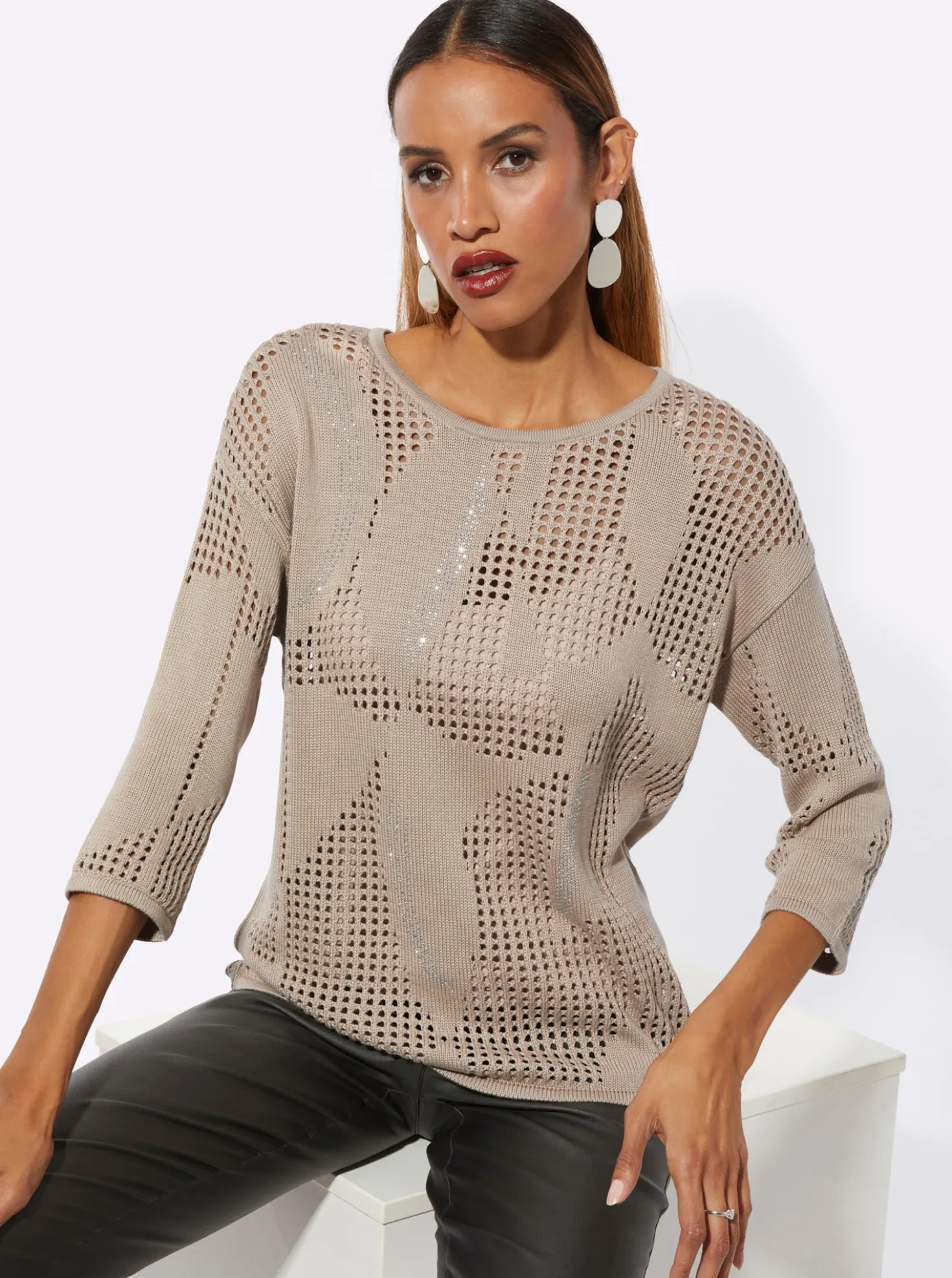 Ajourpullover mit glänzenden Ziersteinchen