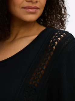 Ajourpullover mit Zopfmuster-Details