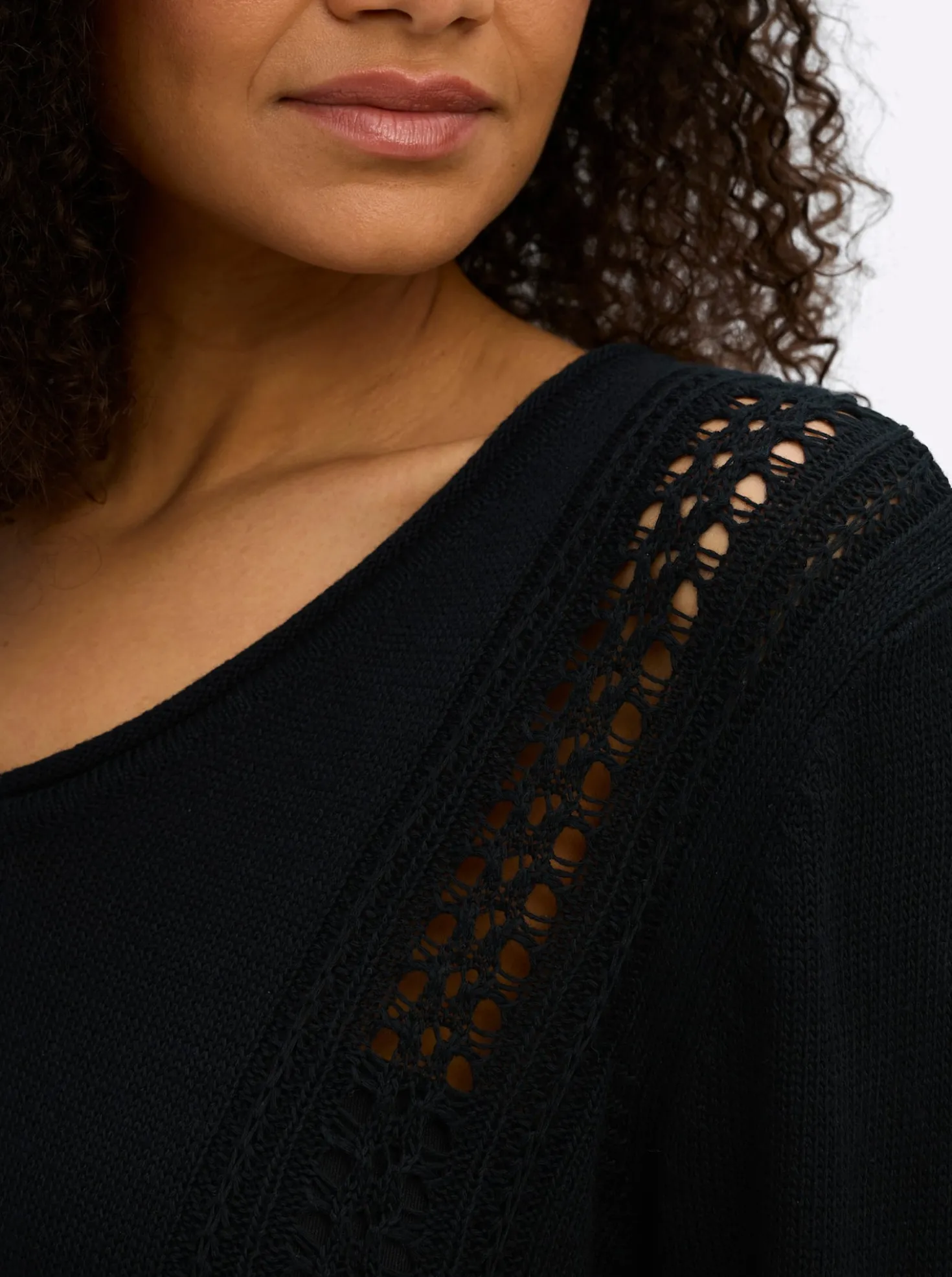 Ajourpullover mit Zopfmuster-Details