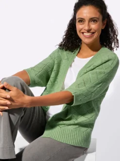 Ajourstrickjacke mit Fledermausärmeln