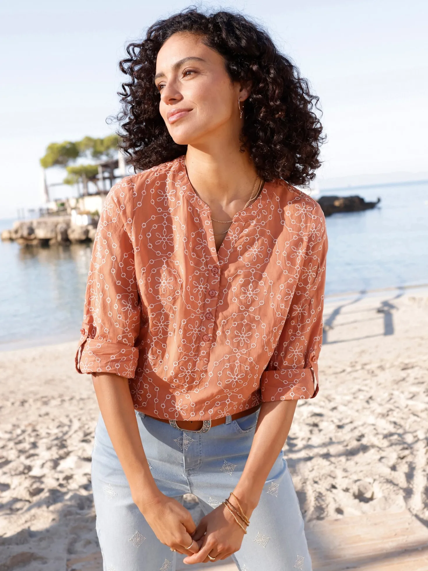 Baumwollbluse mit Stickerei rundum