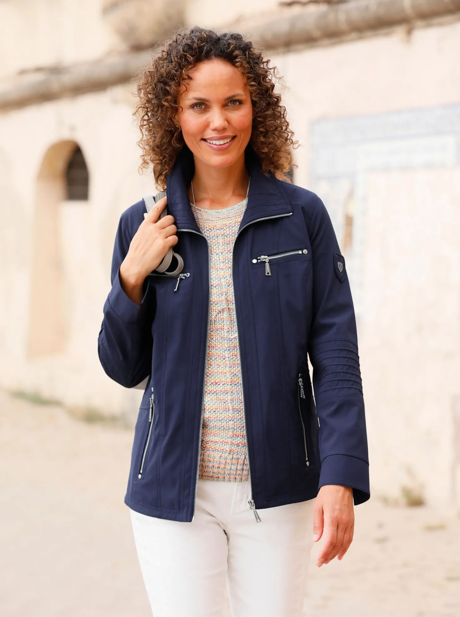 Übergangsjacke mit Biesenverzierung