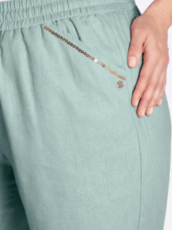 Bermudas mit Pailletten entlang der Taschen