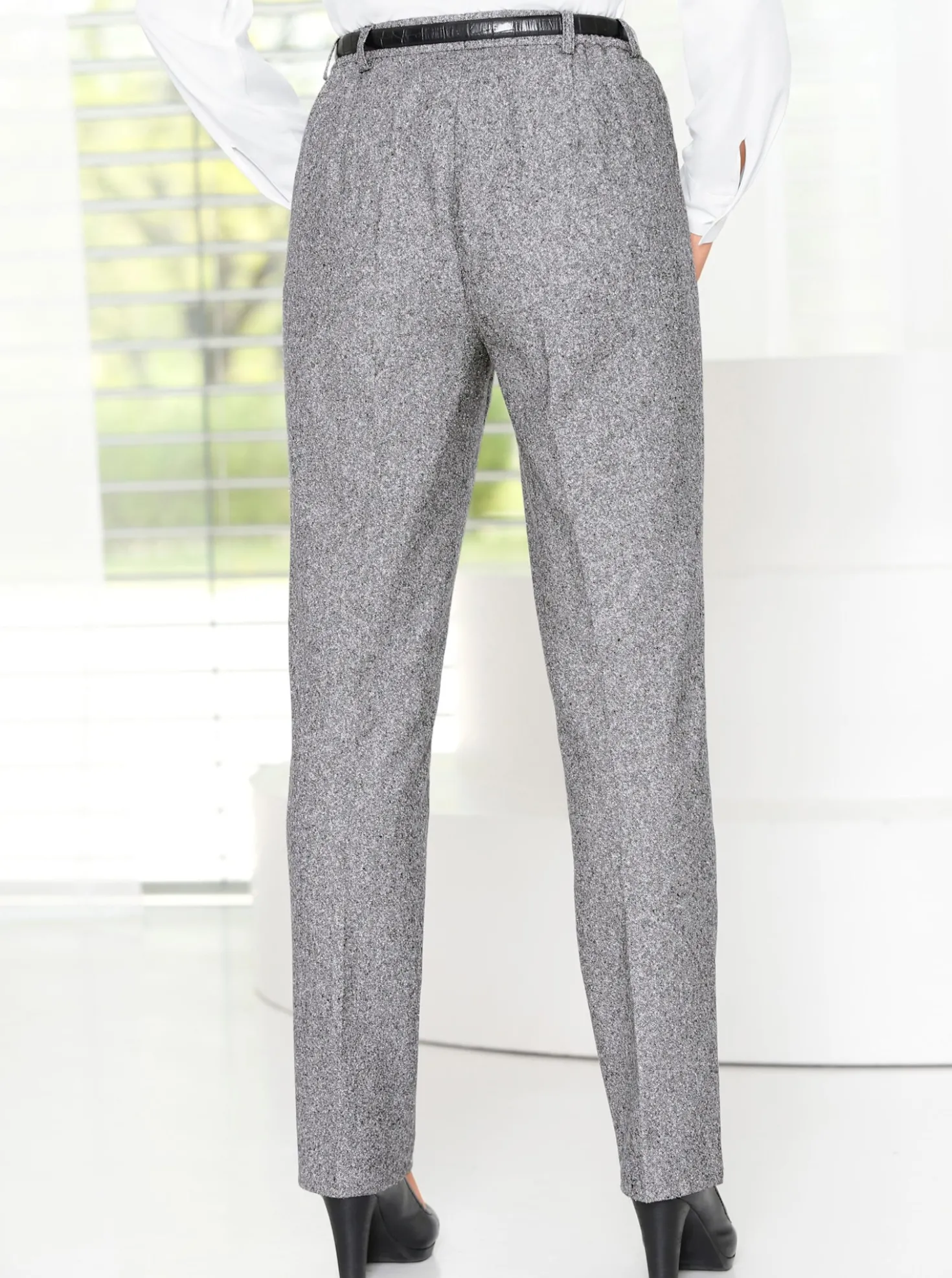 Bügelfaltenhose mit Taillenabnähern