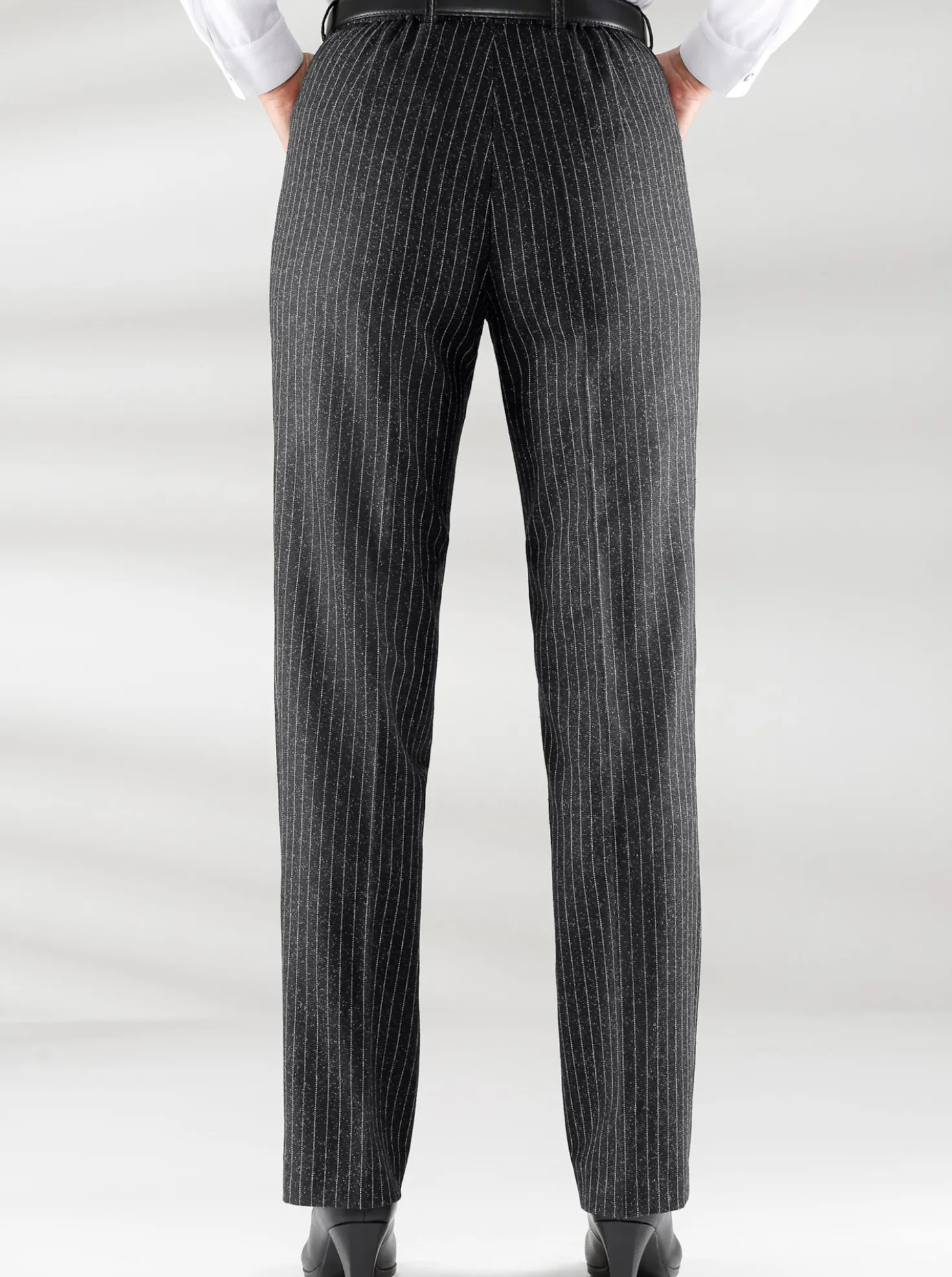 Bügelfaltenhose mit Taillenabnähern