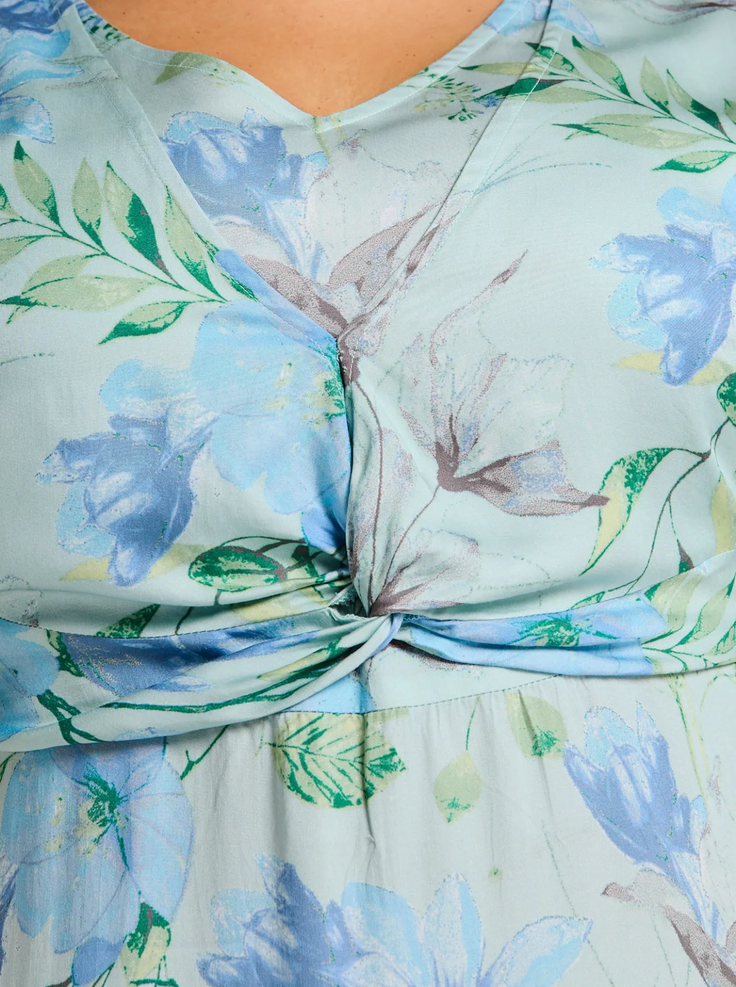 Blumenkleid mit Flügelärmeln und Knotendetail
