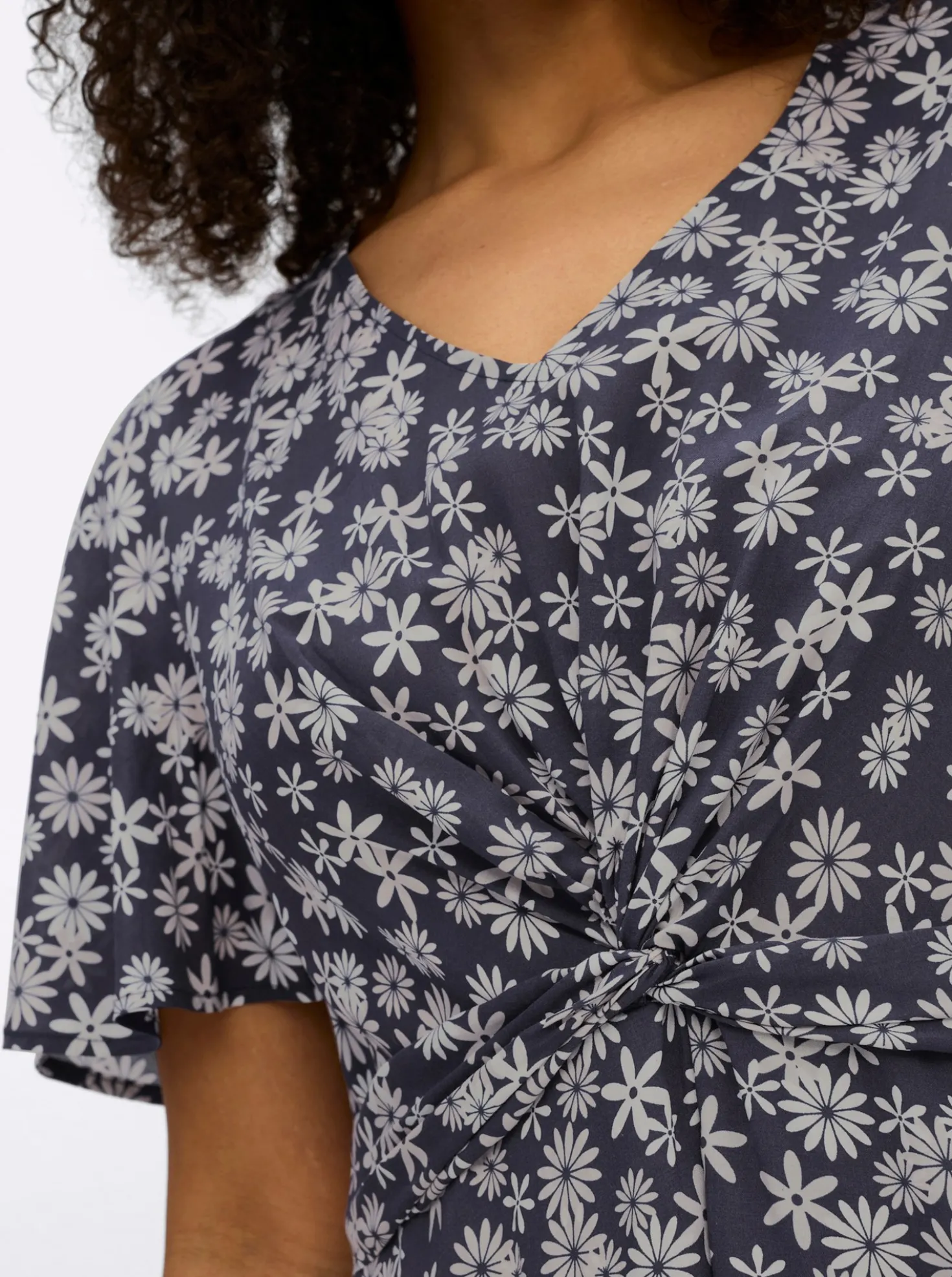 Blumenkleid mit Knotendetail