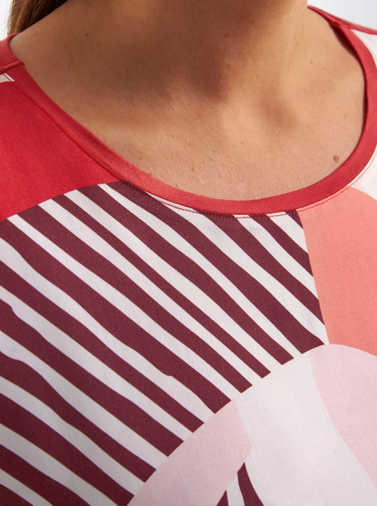 Blusenshirt mit Grafikprint vorn
