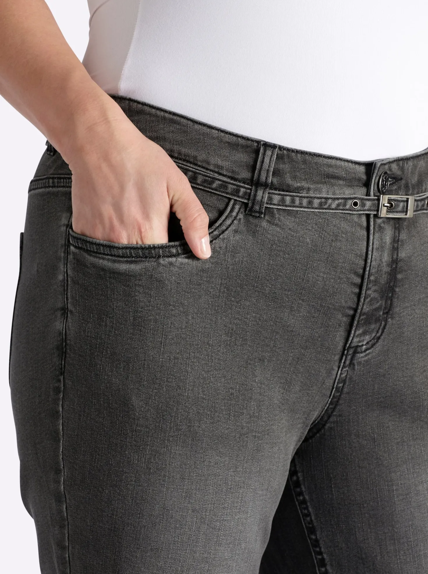 Bootcut-Jeans mit schmalem Gürtel