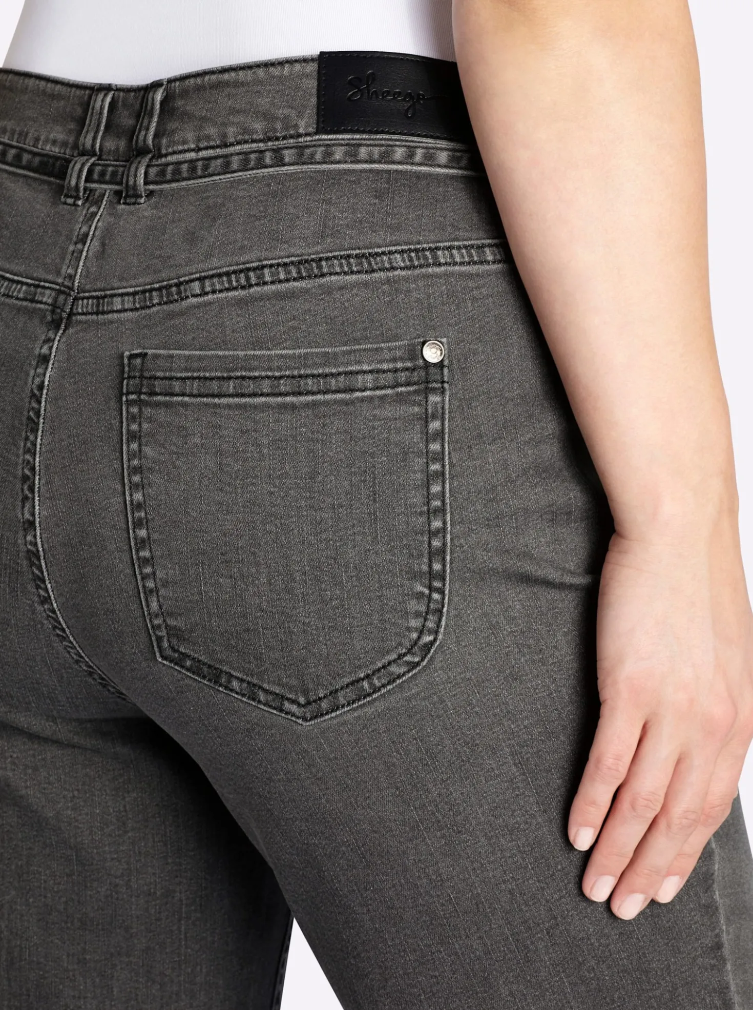 Bootcut-Jeans mit schmalem Gürtel