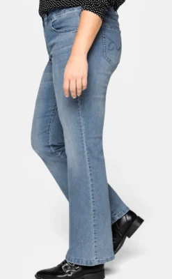 Bootcut-Jeans mit Used-Effekten