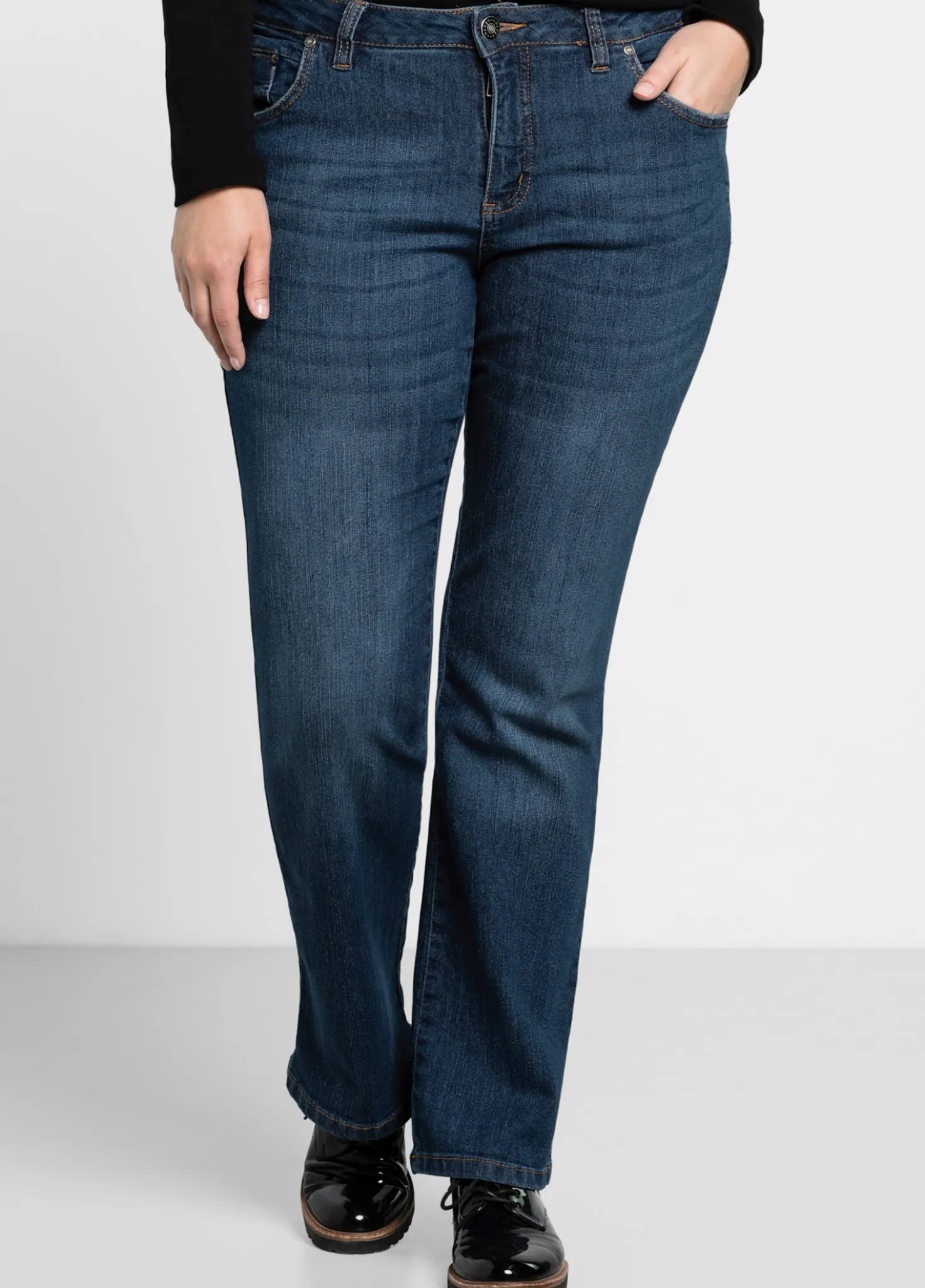 Bootcut-Jeans mit Used-Effekten