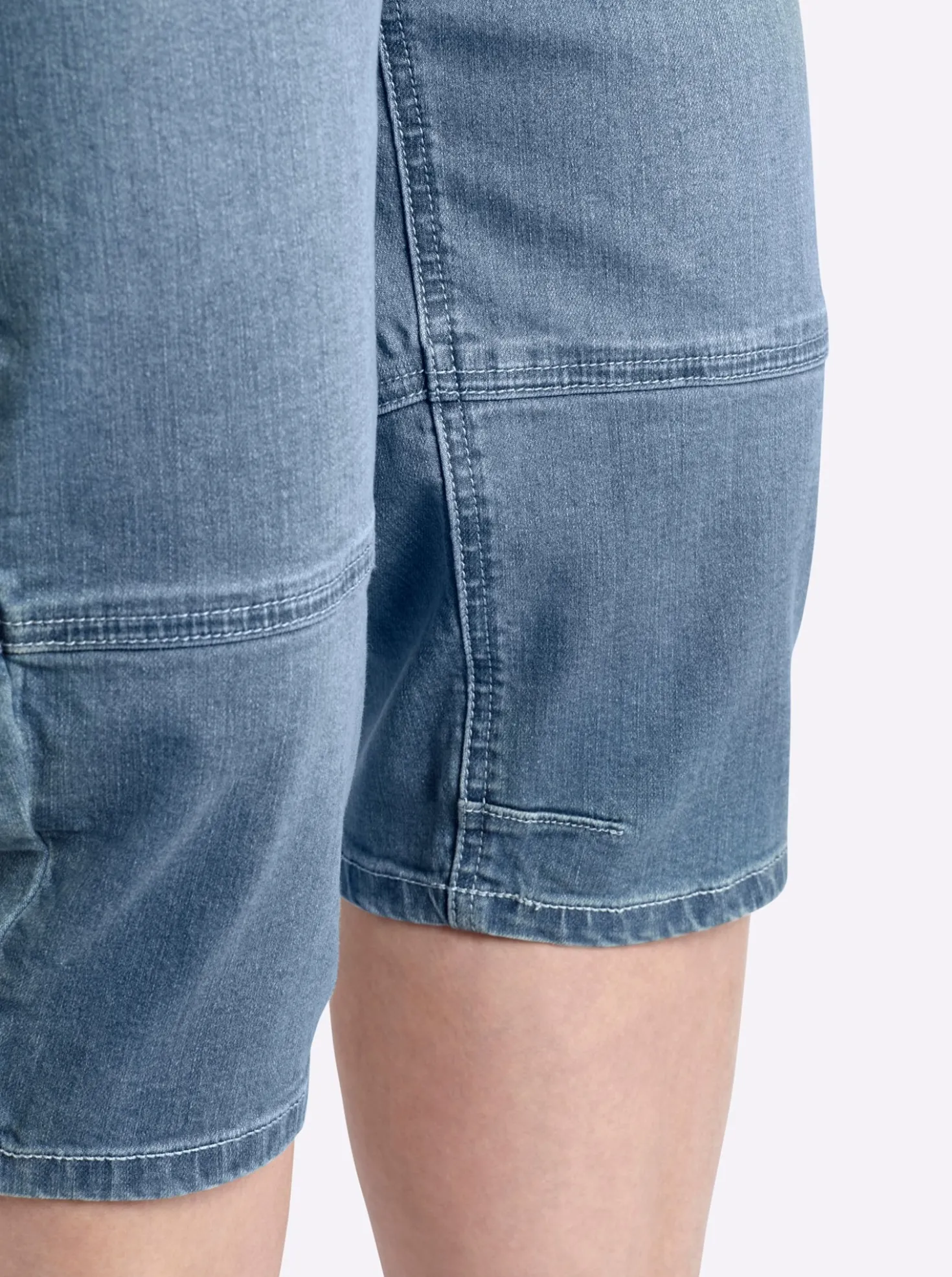 Caprijeans in leichter Waschung