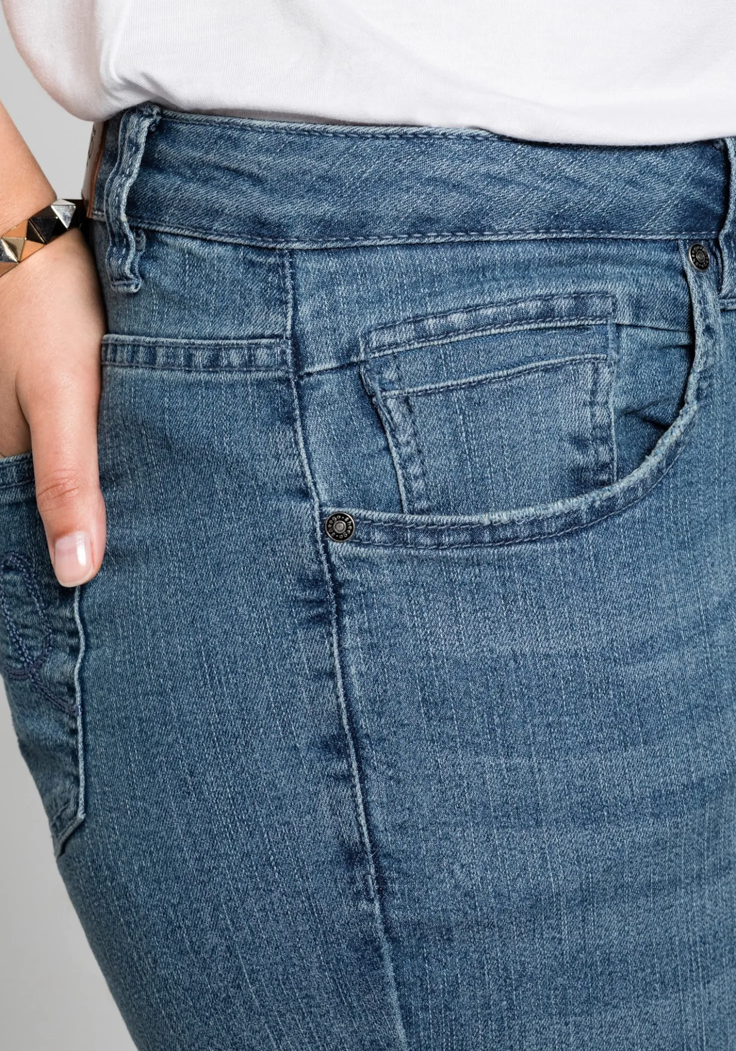 Caprijeans mit Krempelfunktion