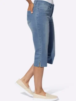 Caprijeans mit kurzen Fußschlitzen