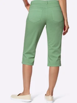 Caprijeans mit kurzen Fußschlitzen