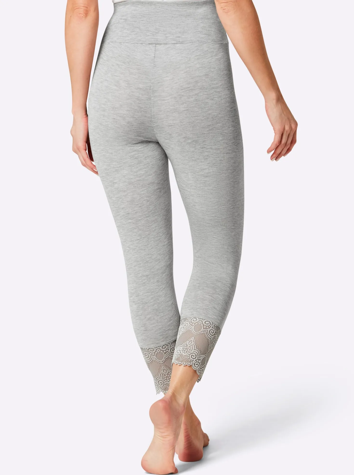 Caprileggings mit Spitzenverzierung