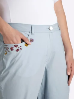 Chinohose mit Blütenprints an den Taschen