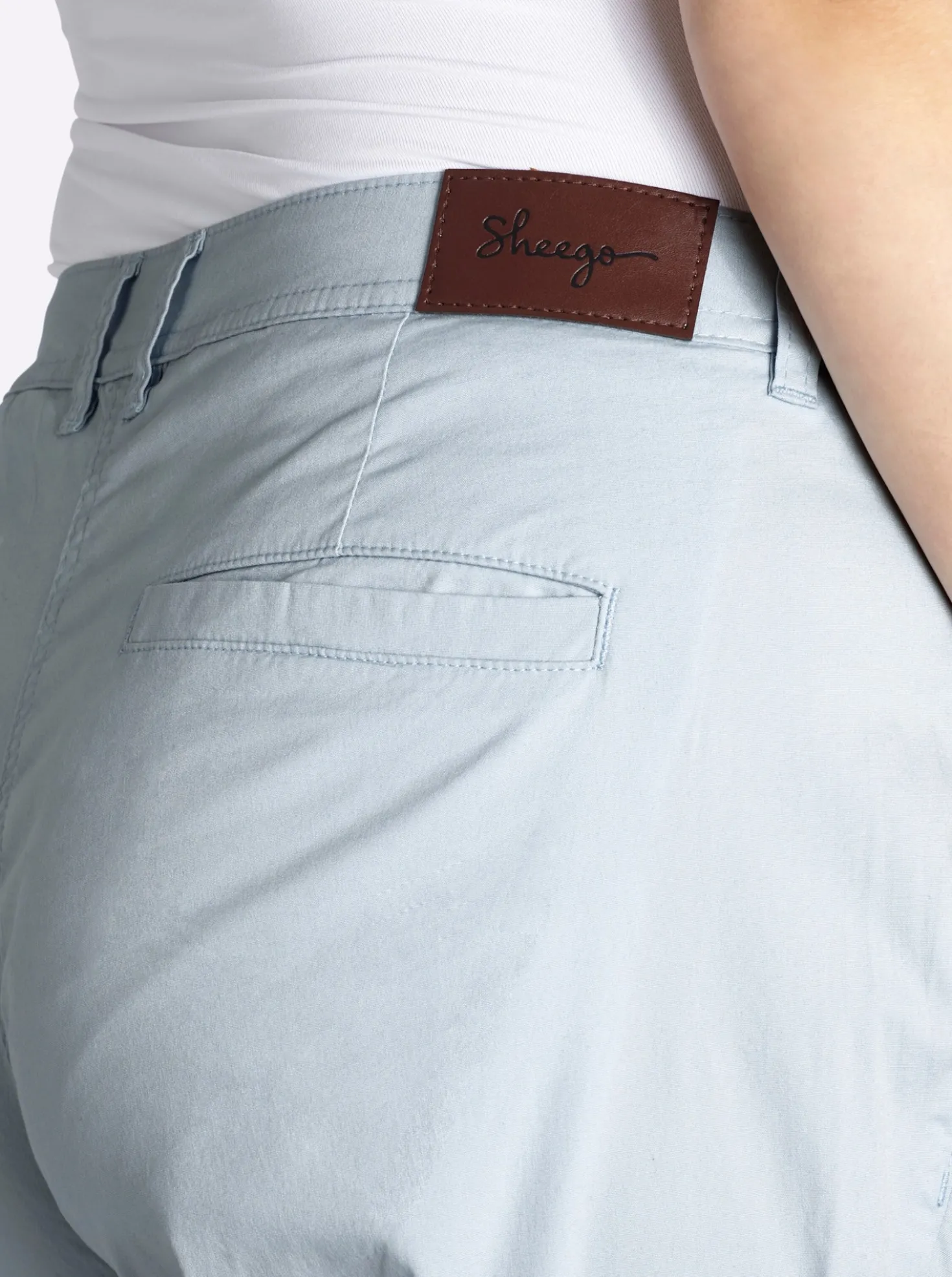 Chinohose mit Blütenprints an den Taschen