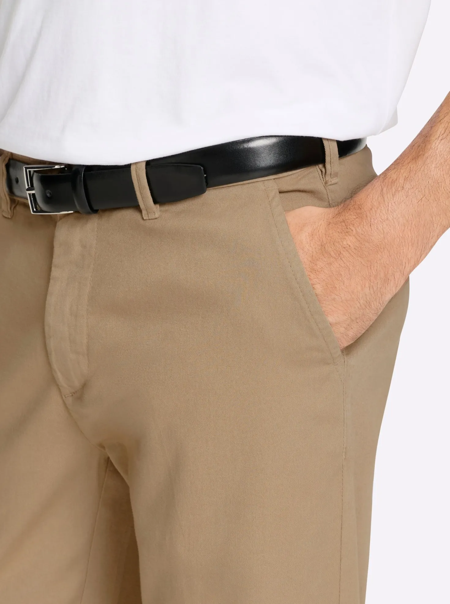 Chinohose mit 2 eingearbeiteten Gesäßtaschen