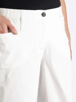 Chinohose mit Ziertaschen hinten