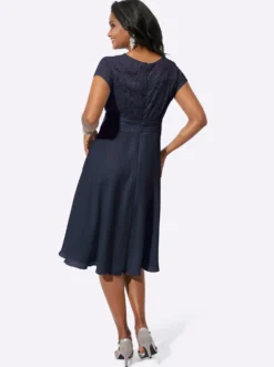 Cocktailkleid mit kunstvollem Spitzeneinsatz