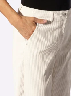 Cordhose mit fließendem Fall