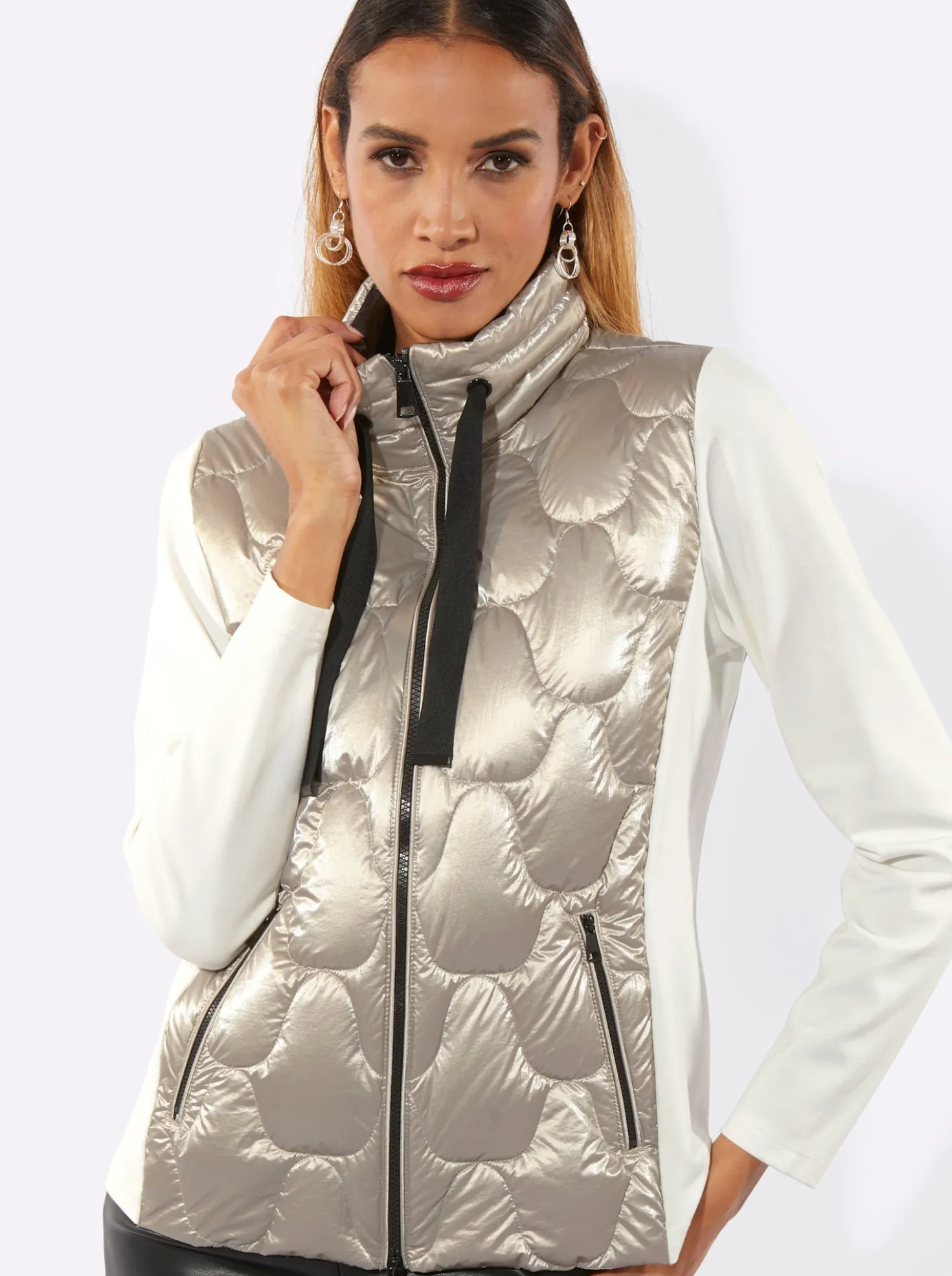 Daunenjacke im Materialmix