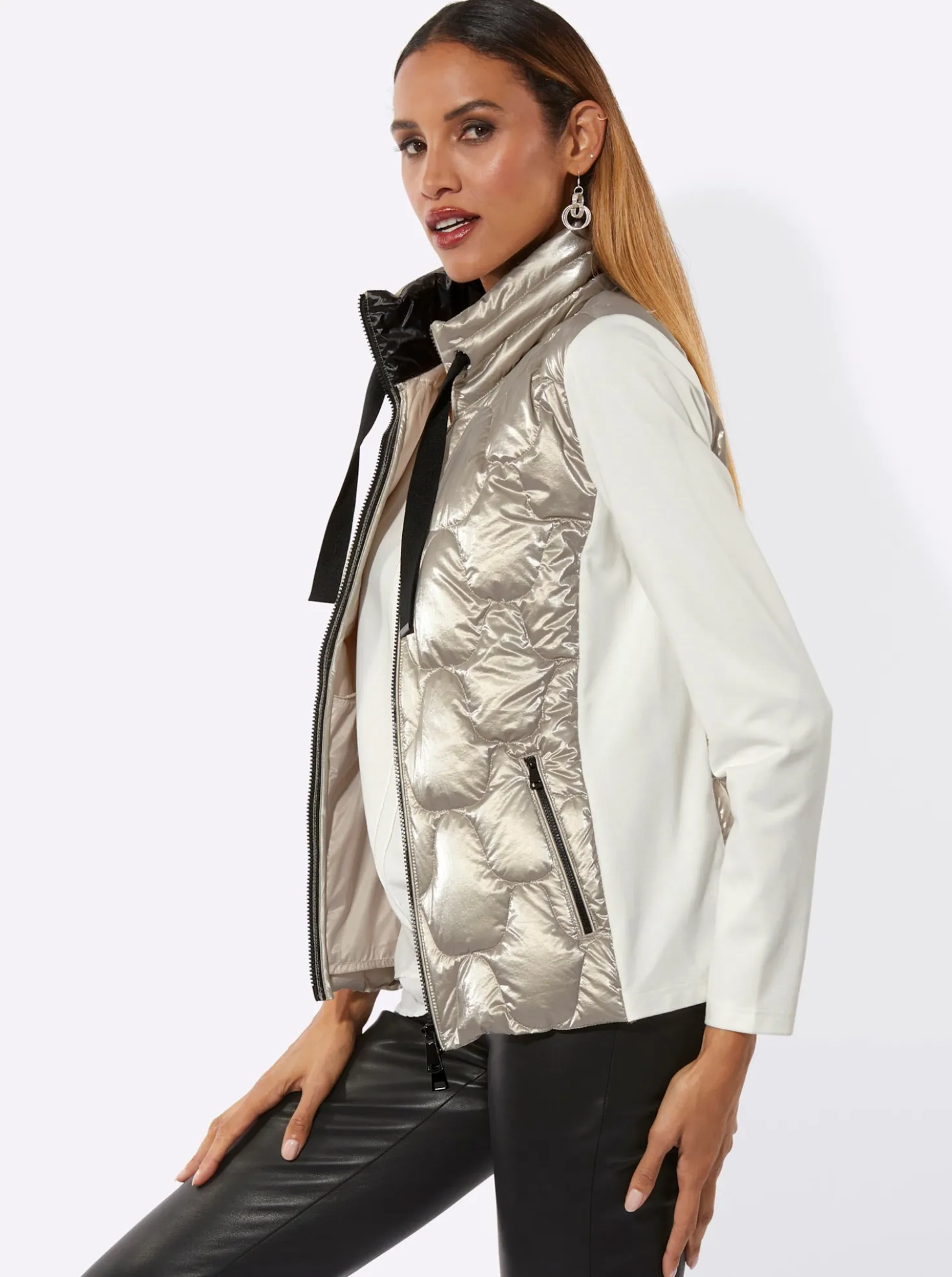 Daunenjacke im Materialmix