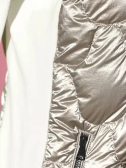 Daunenjacke im Materialmix