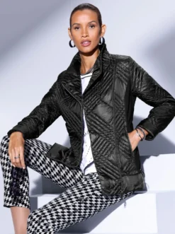Daunenjacke im Materialmix