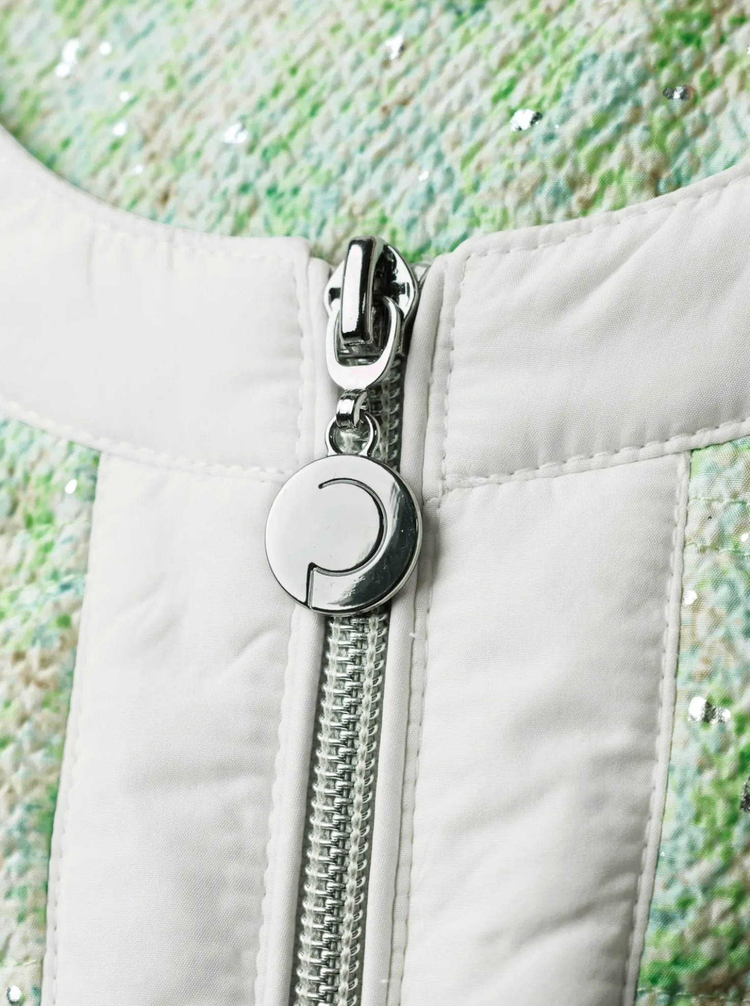 Daunenjacke mit horizontalem Steppmuster