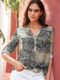 Druckbluse , hinten modisch länger geschnitten