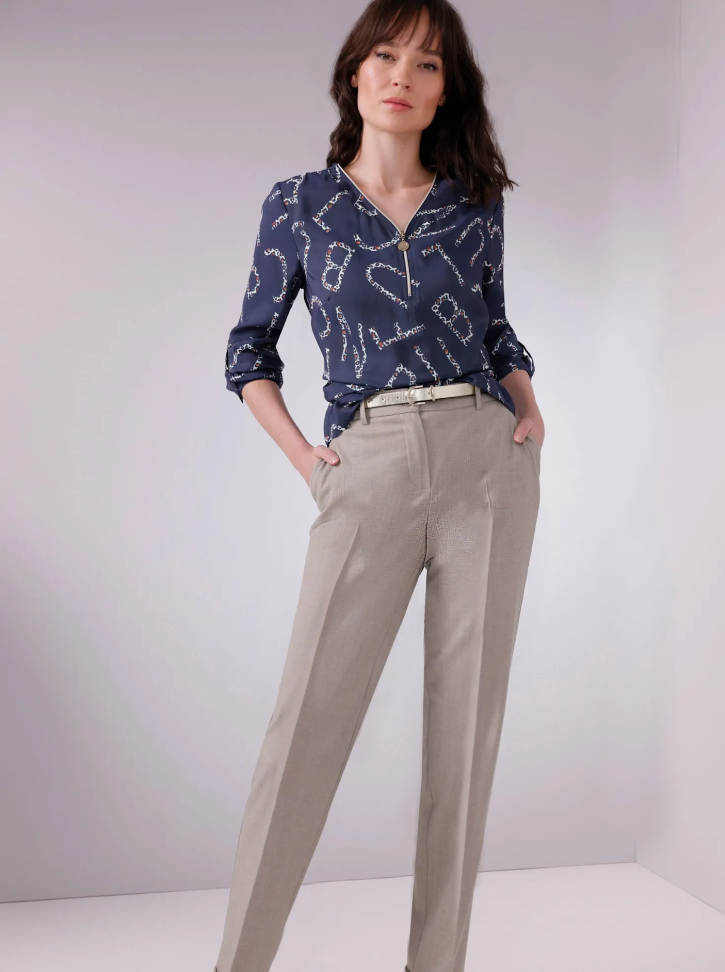 Druckbluse mit Lettering- und Leo-Dessin