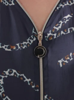 Druckbluse mit Lettering- und Leo-Dessin