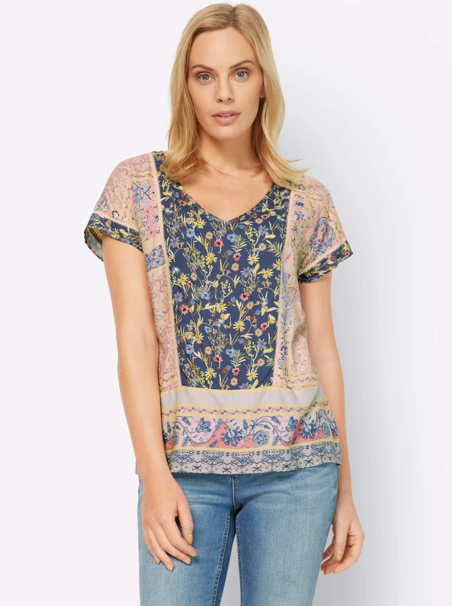 Druckbluse mit Spitzeneinsätzen