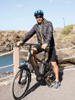 Fahrradjacke mit Rückentasche