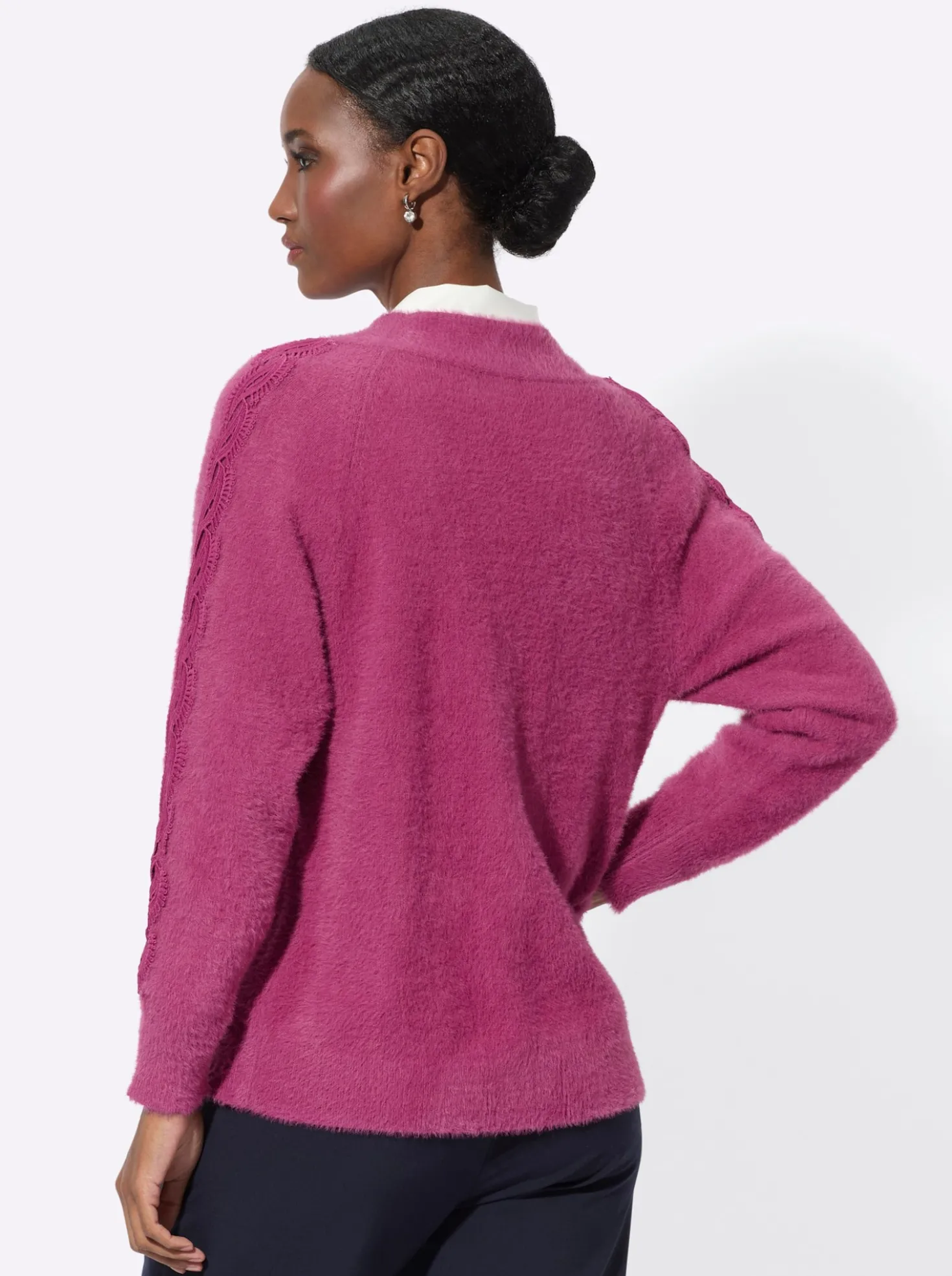 Feinstrickjacke mit Spitzenband in Flecht-Optik