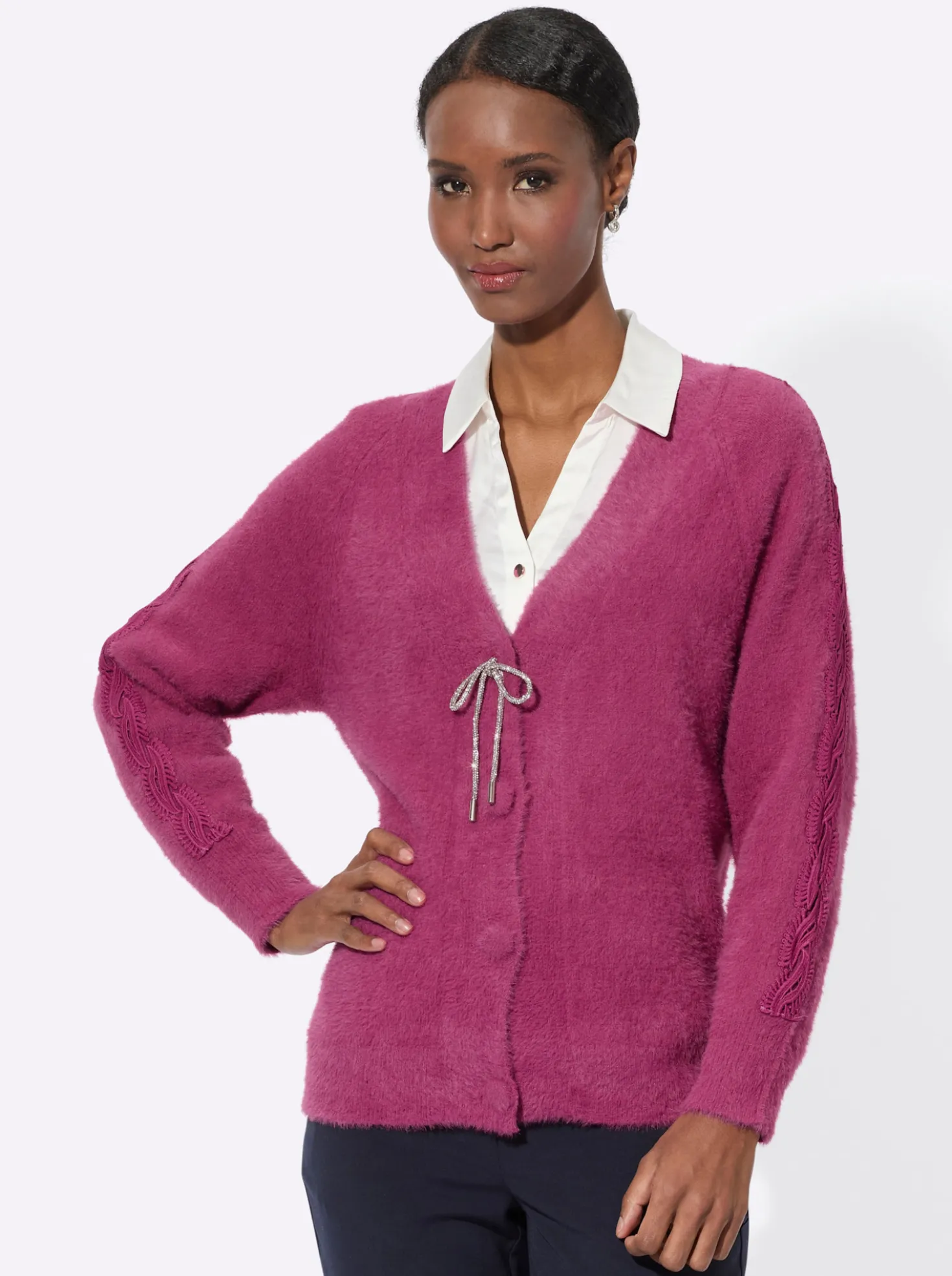 Feinstrickjacke mit Spitzenband in Flecht-Optik