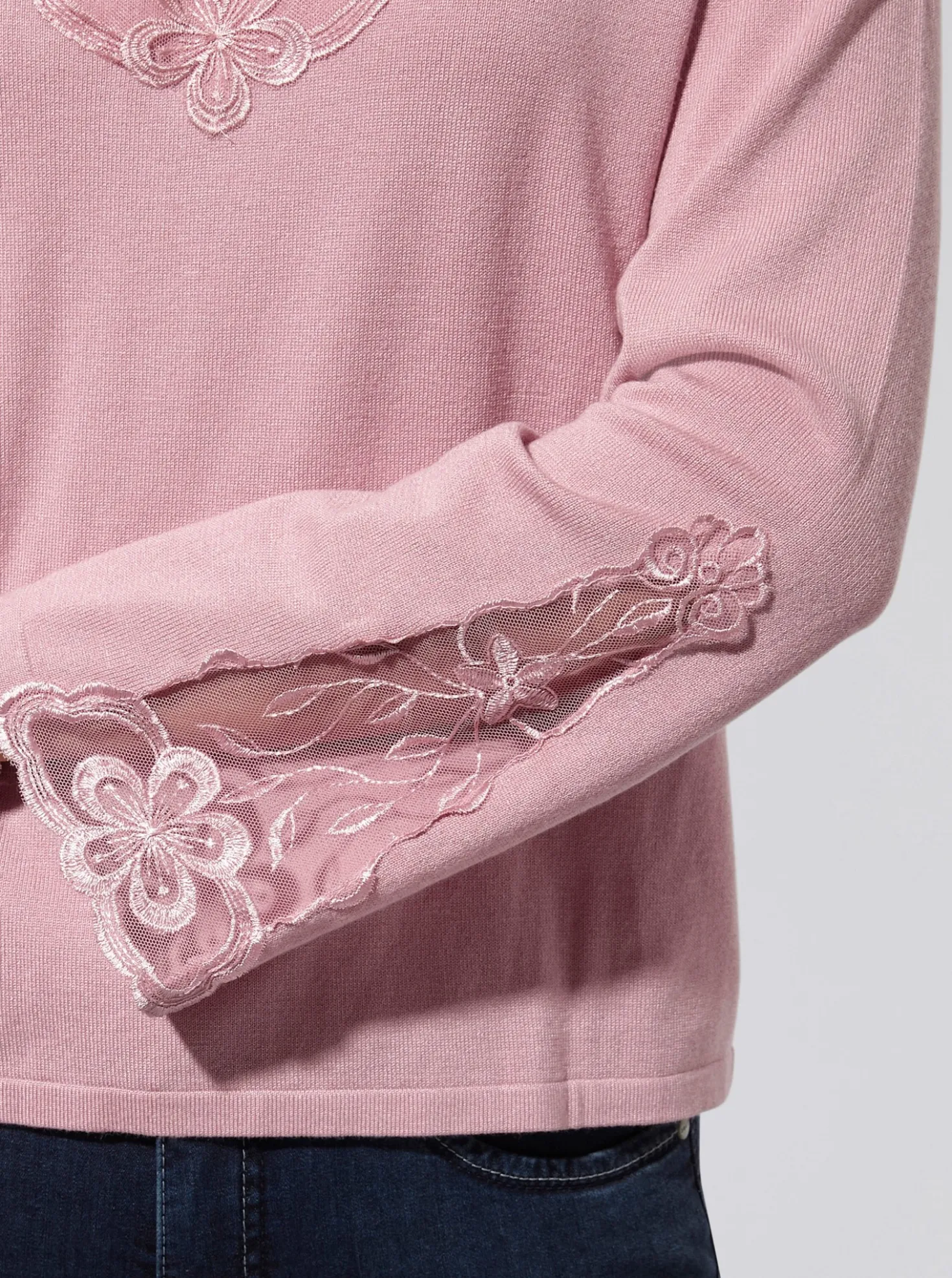 Feinstrickpullover mit Spitzen-Details