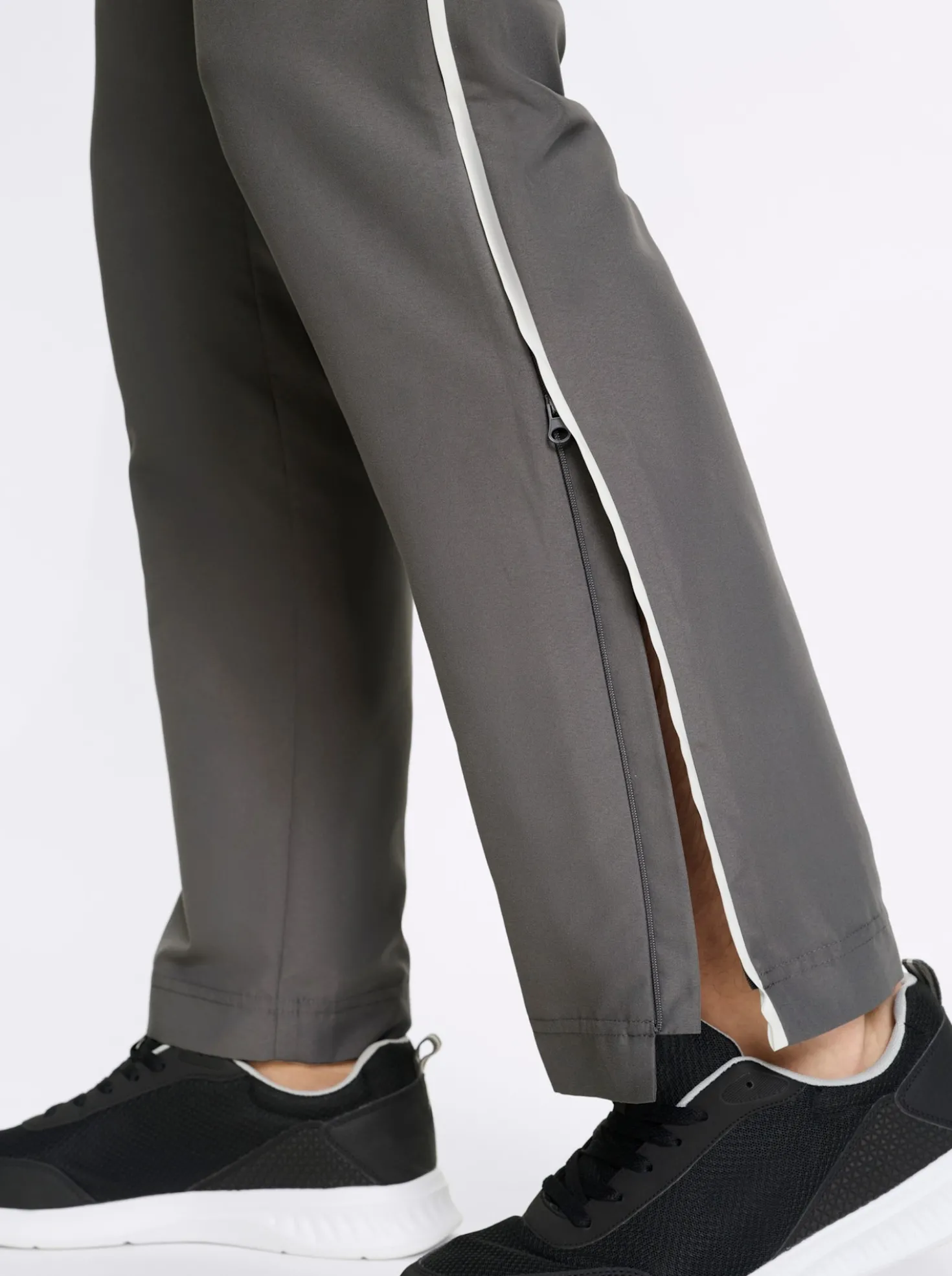 Freizeithose mit Reißverschluss bis zur Hüfte