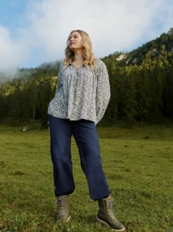 Gerade Jeans bei schmalerer Taille und viel Po