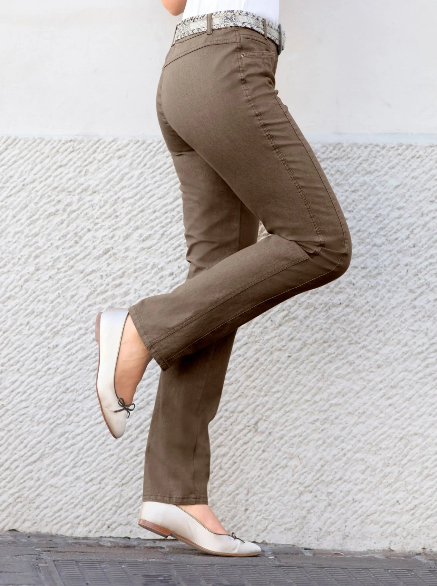 Gerade Jeans mit Bauch-weg-Effekt