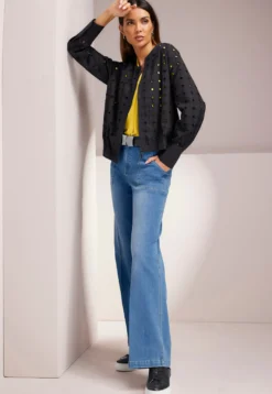 Gerade Jeans mit Bügelfalten