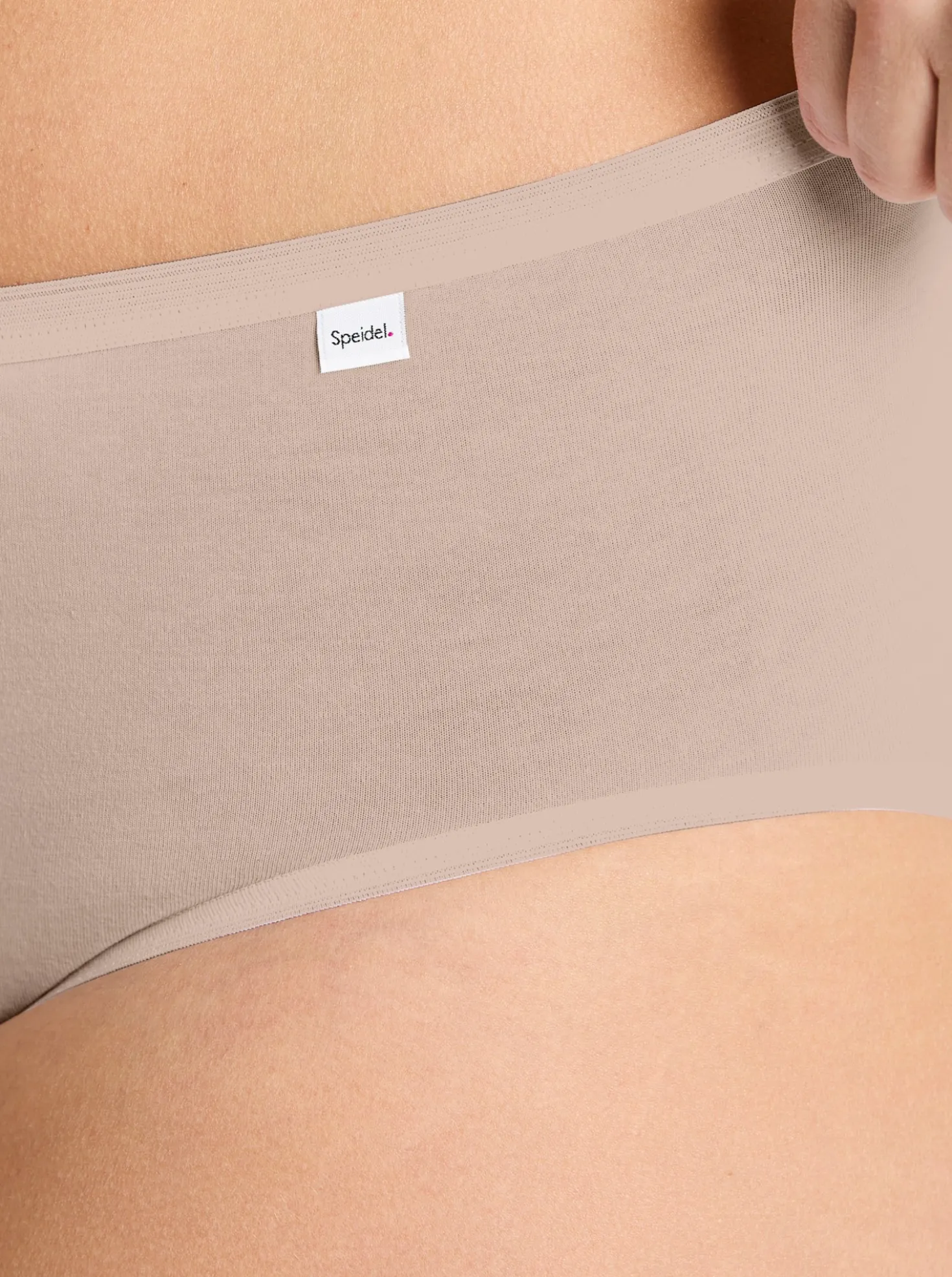 Hüftslip mit elastischen Abschlüssen
